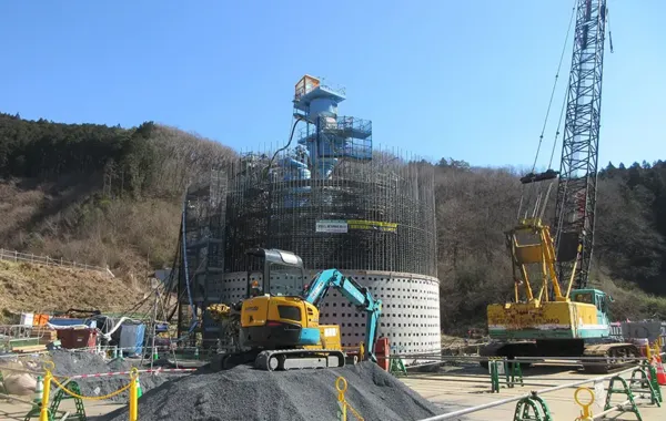 Baustelle mit einem Kran und einem im Bau befindlichen Tunnel für den Nanma Damm.