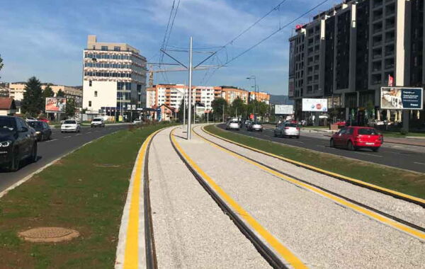 Zwei Strassenbahngleise inmitten einer Hauptverkehrsstrasse in Sarajevo