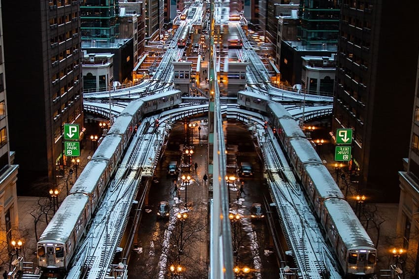 Innovation in und über der Erde Straßenbahnlinien oberhalb des Autoverkehrsnetztes kreuzen sich mehrfach in einer Stadt