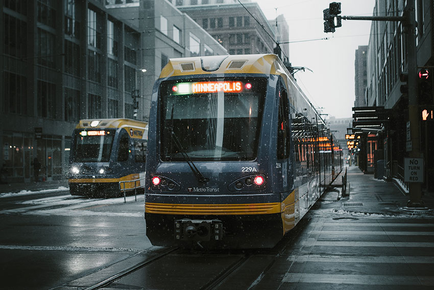 Metro Transit Zwei Strassenbahnen an ihrer Haltestelle bei nass-kuehlem Wetter